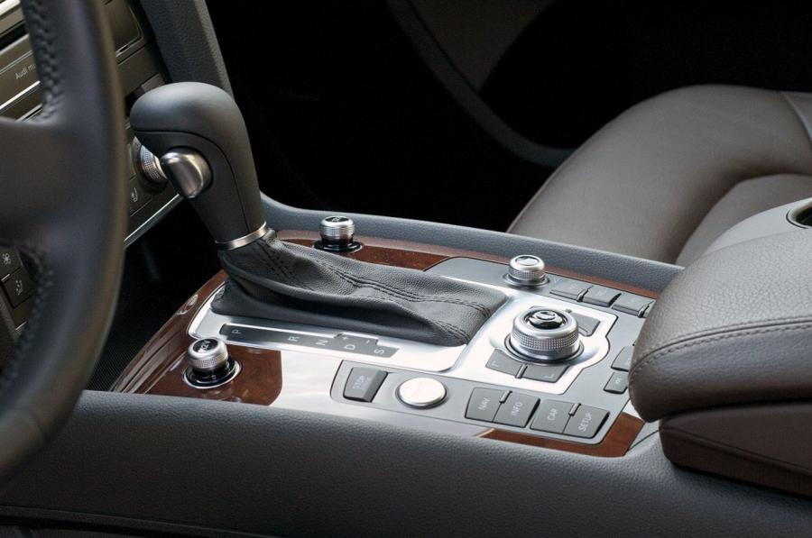 Детали интерьера Audi Q7 3.0T Quattro S-Line (4L) 2011 года  (NA) (фото 25 из 46)
